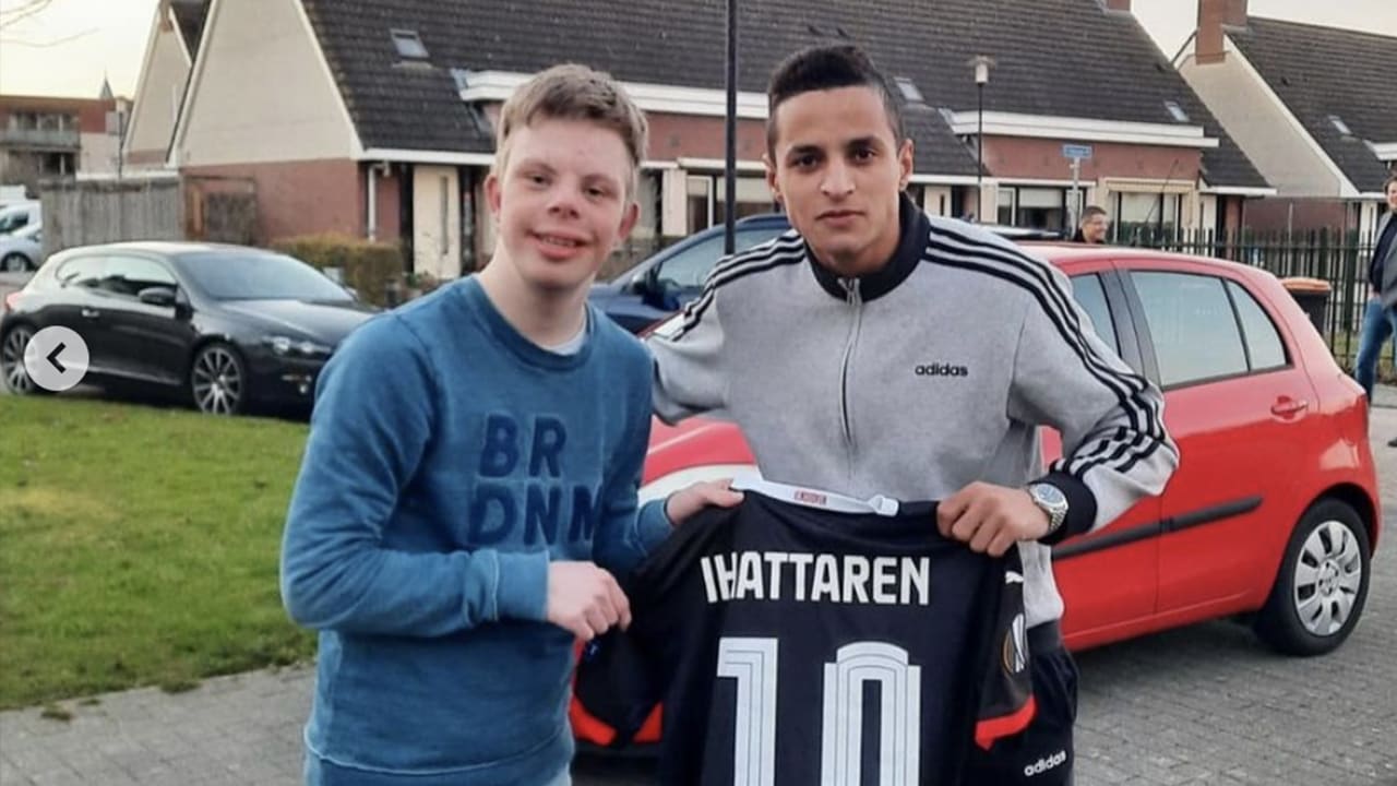 Ihattaren verrast supporter met wedstrijdshirt