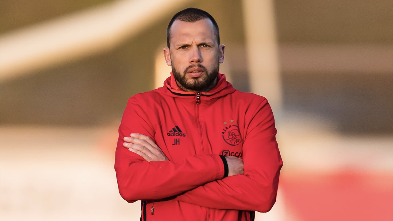 Heitinga volgt Van der Gaag op als trainer Jong Ajax