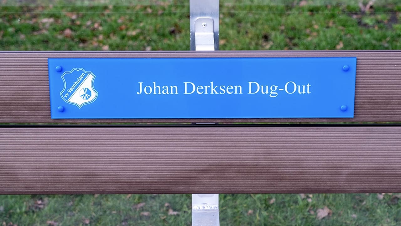 Amateurclub onthult Johan Derksen dug-out