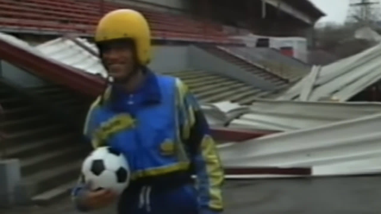 Classic: Trainingsbeest René van der Gijp trotseert storm met brommerhelm
