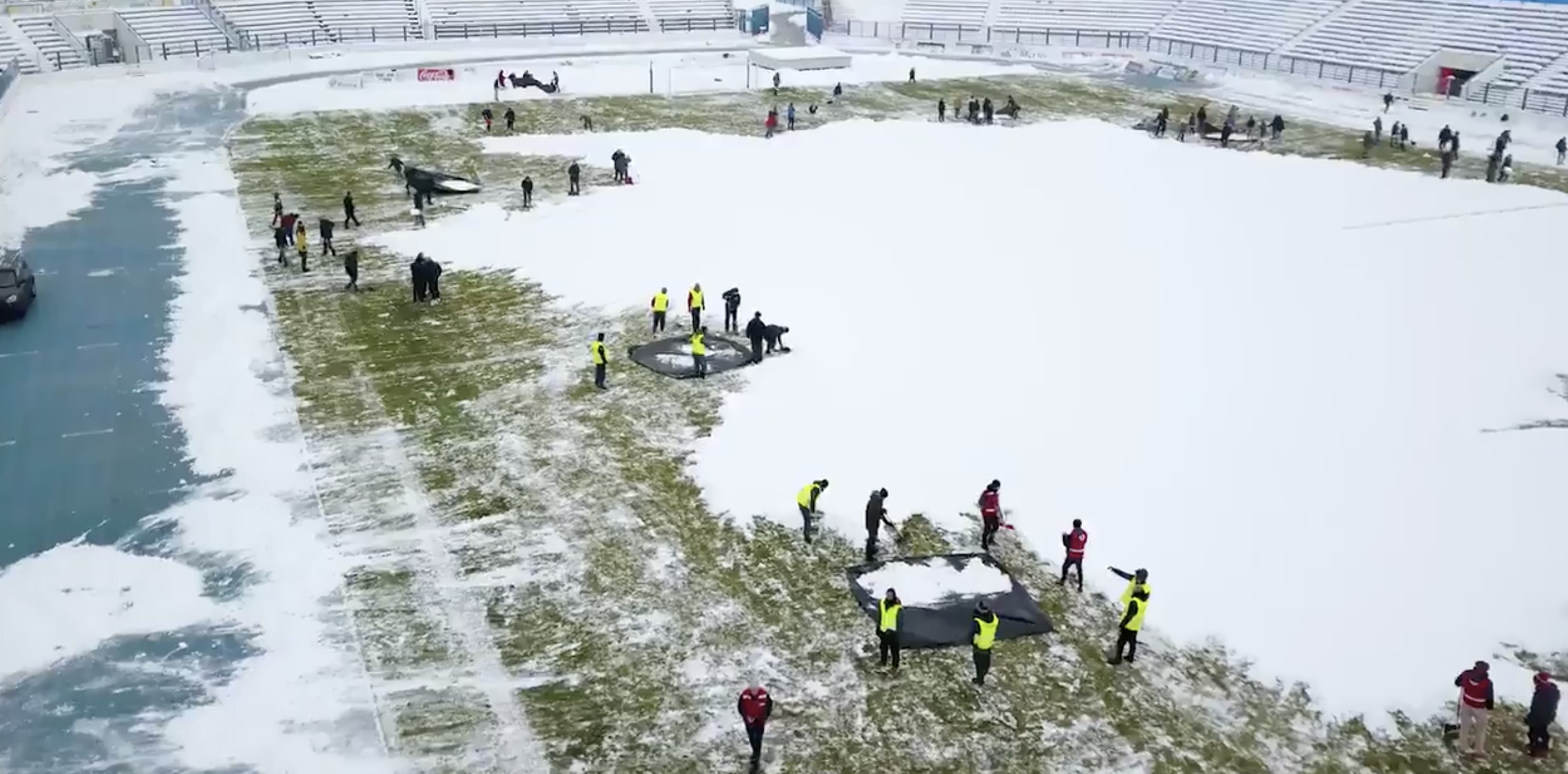 200 Supporters gezamenlijk in actie om stadion sneeuwvrij te maken! 