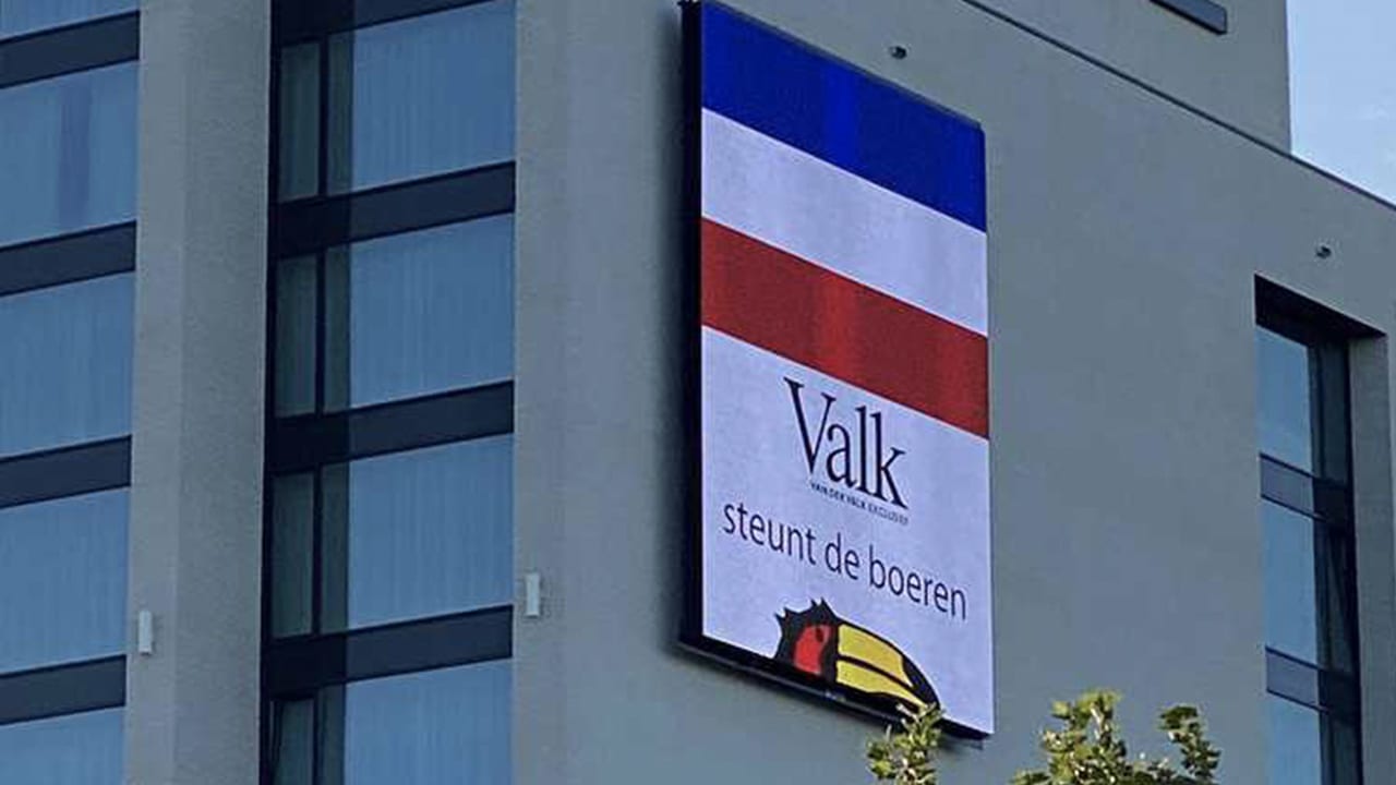 Van der Valk biedt excuses aan voor protestvlag: 'Ongelukkige actie'