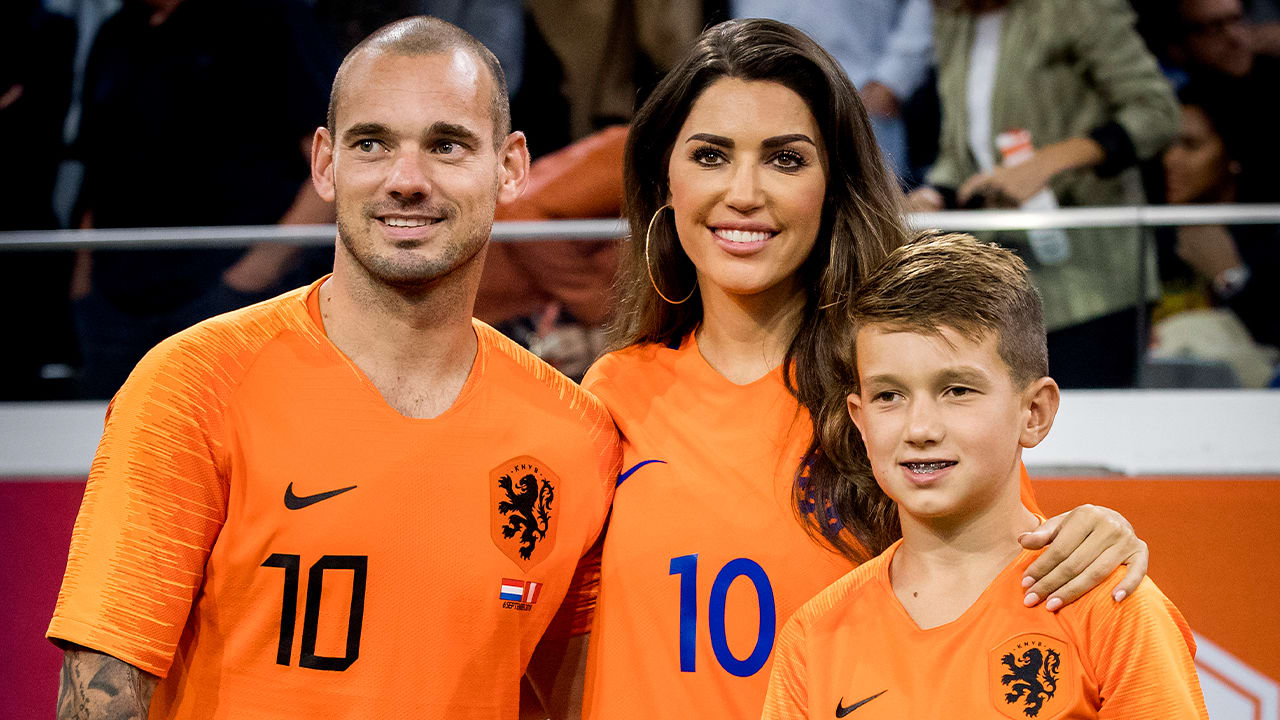 Wesley en Yolanthe kussend gespot op Schiphol