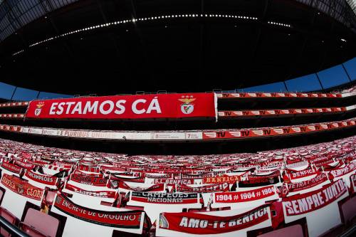 Na bestorming bus ook huizen Benfica-spelers beklad