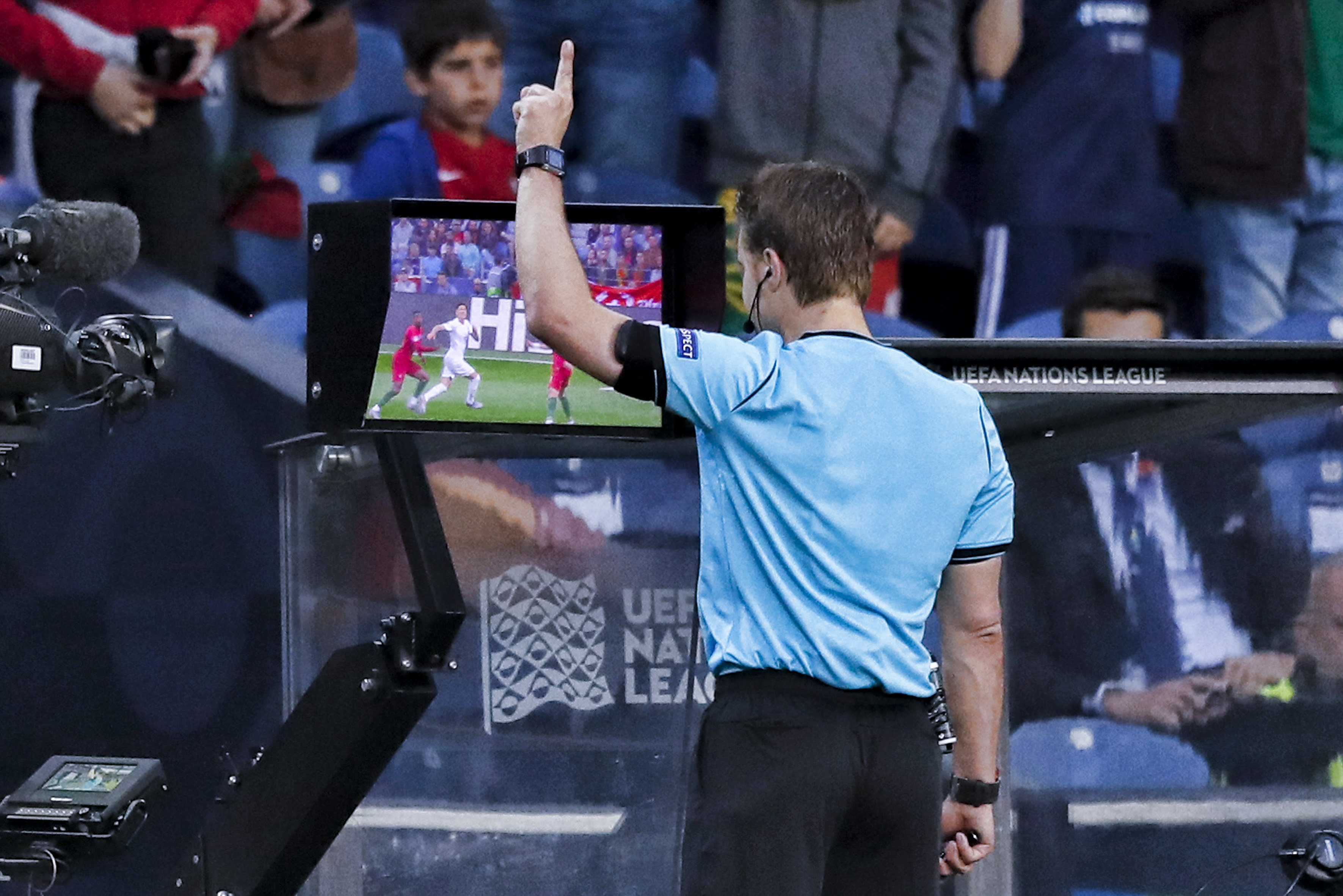 VAR grijpt in: penalty voor Portugal gaat toch naar Zwitserland 