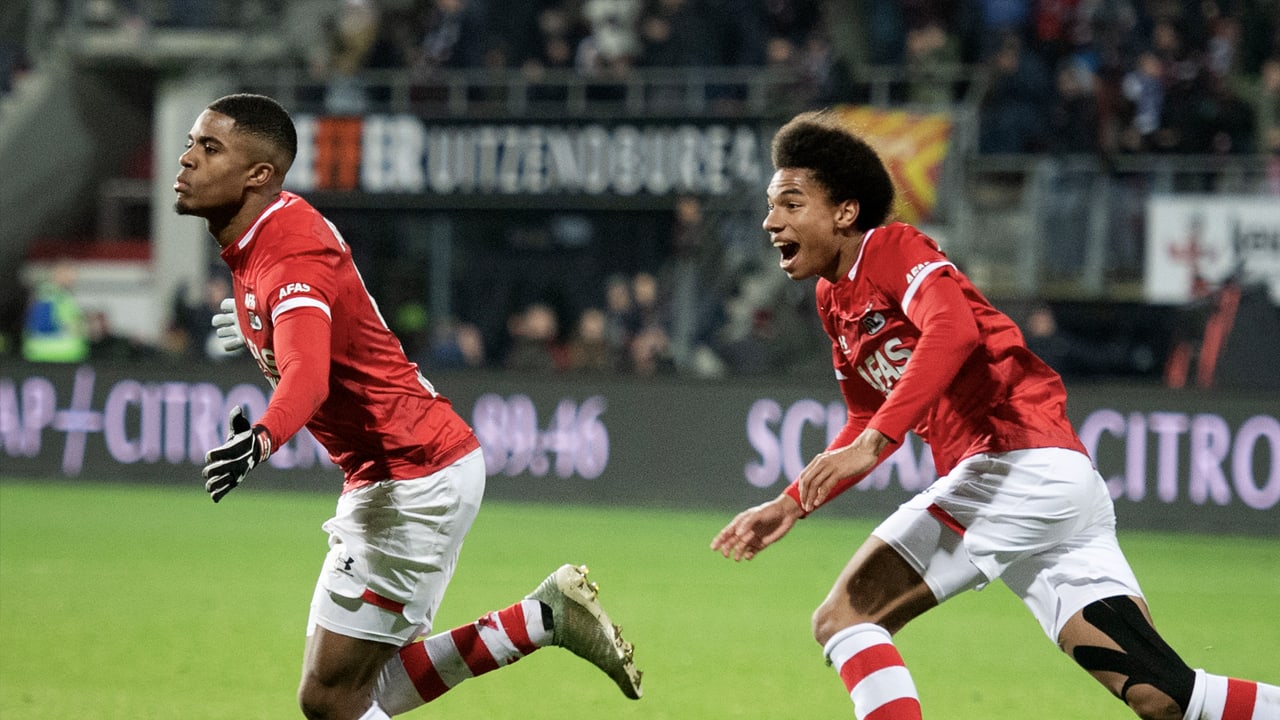 AZ wint dankzij laat doelpunt van Ajax