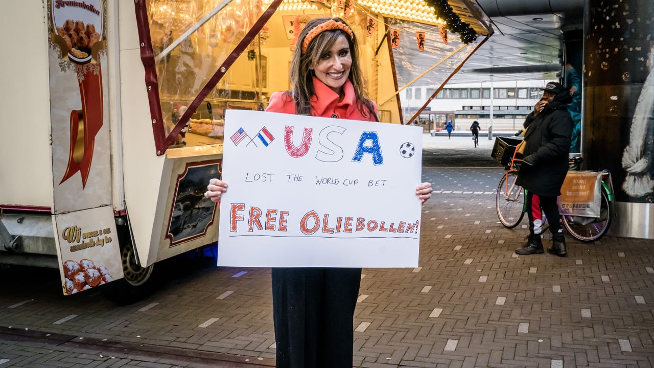 Amerikaanse ambassadeur deelt oliebollen uit in Den Haag na verlies WK-weddenschap