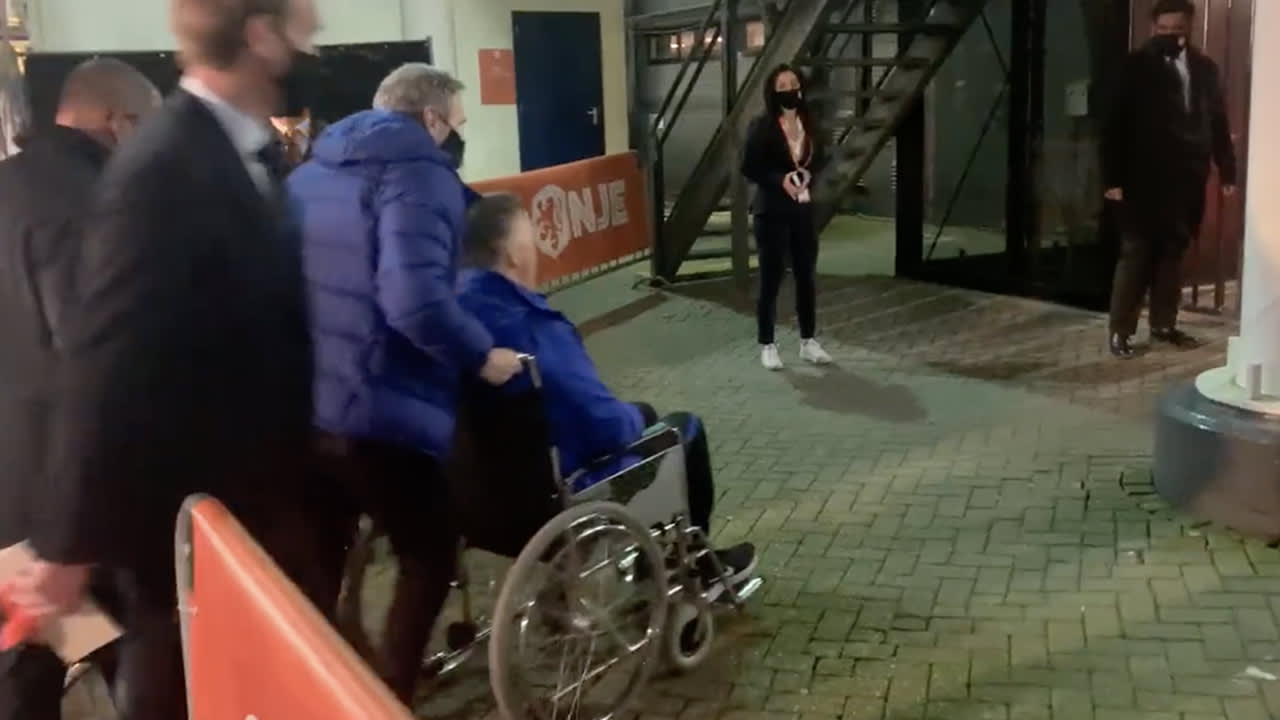 VIDEO: Van Gaal arriveert in rolstoel bij De Kuip