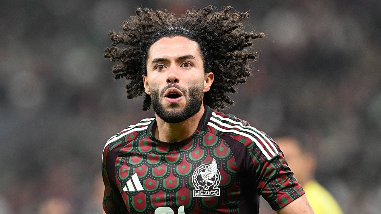 ‘Ajax richt pijlen op Mexicaanse buitenspeler César Huerta’ 
