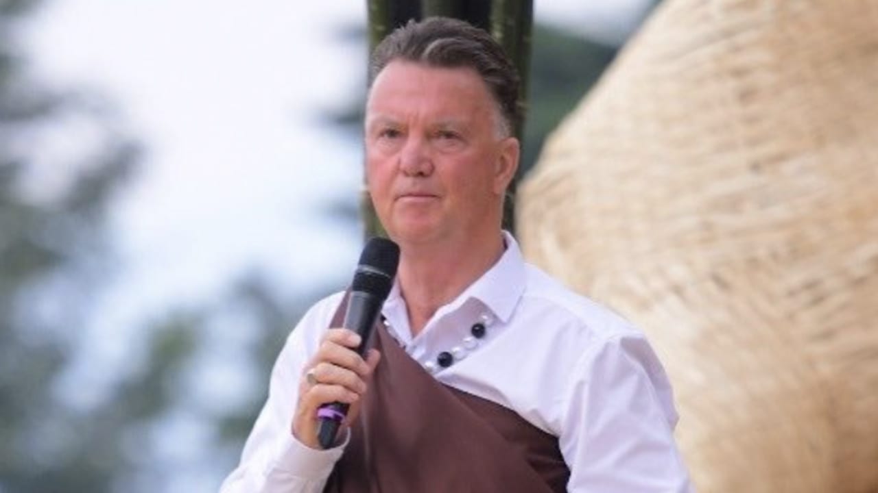 Van Gaal speecht in Rwanda en geeft babygorilla een naam