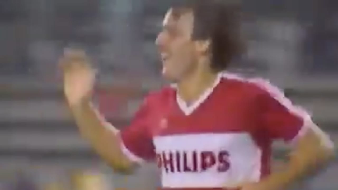 Once upon a time: René scoort prachtige goal na pass Gullit