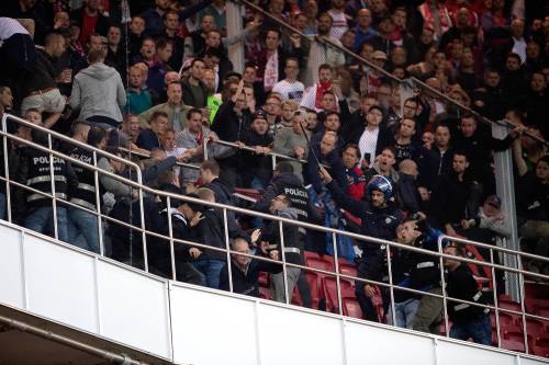 UEFA onderzoekt wangedrag Ajax-fans