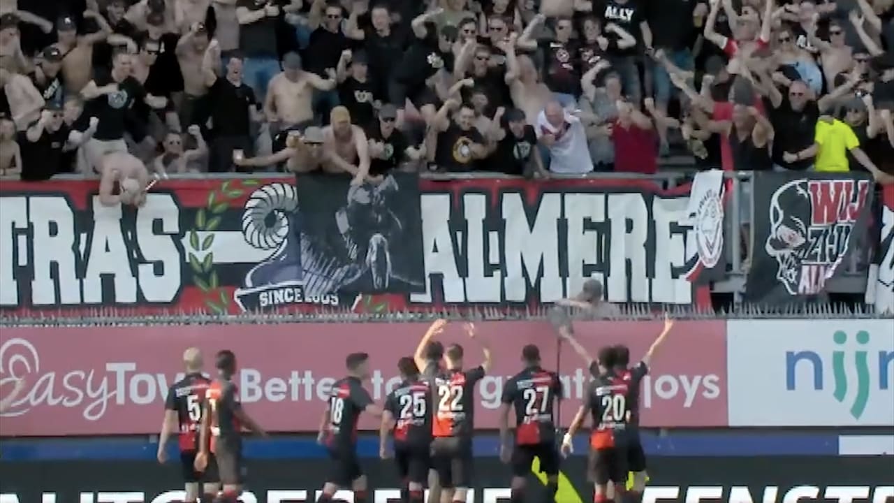 Almere City FC wint bij FC Emmen en promoveert naar de Eredivisie