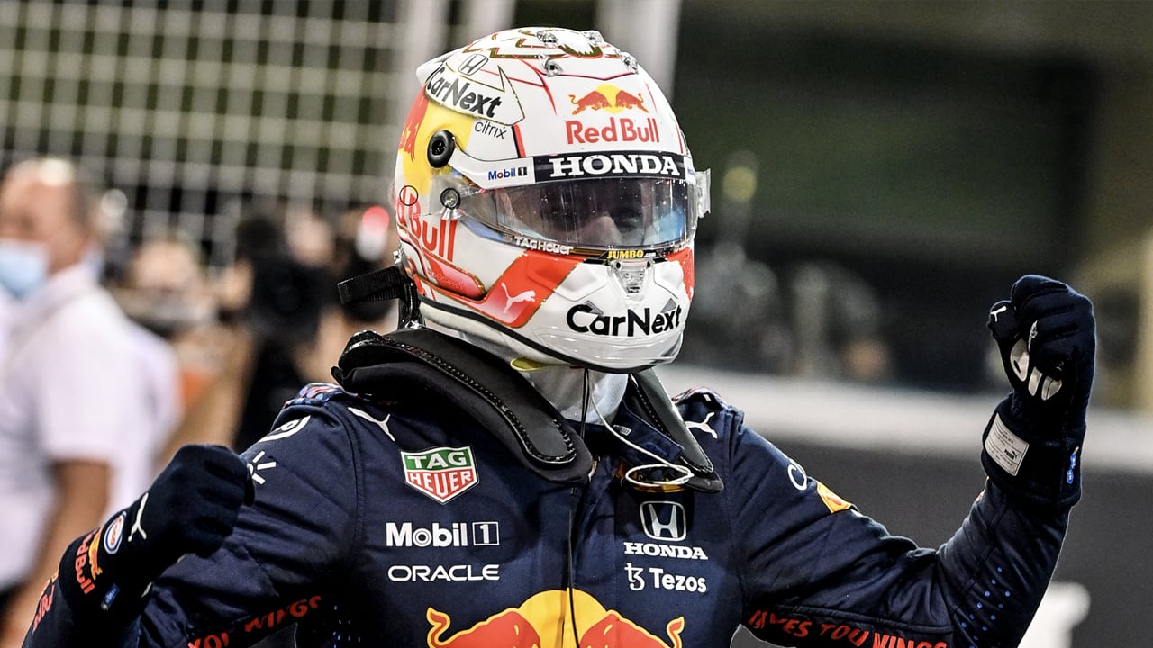 Max Verstappen passeert Hamilton in slotronde en verovert wereldtitel in Formule 1