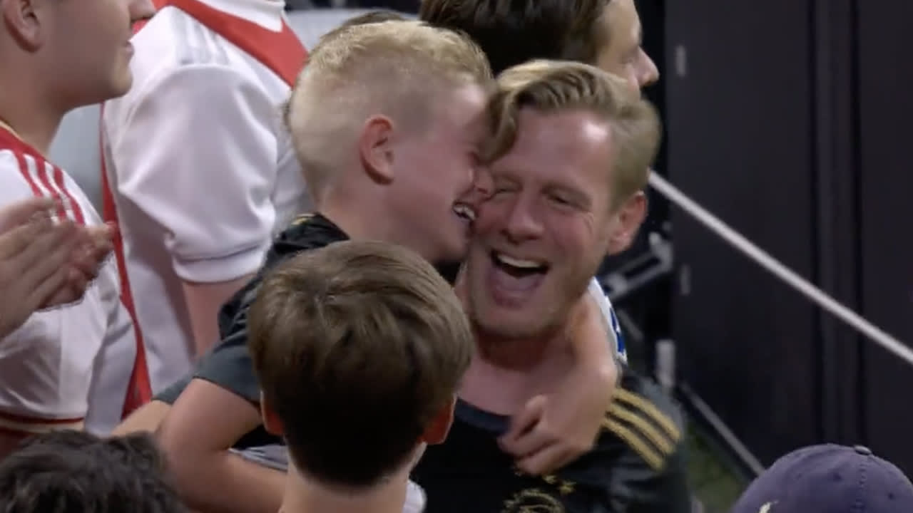 Video: Jonge Ajax-fan zielsgelukkig met shirt Berghuis