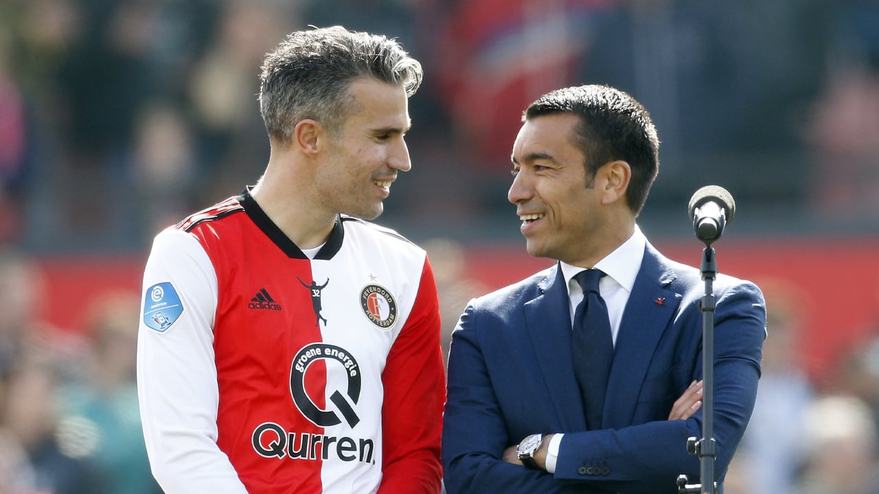 Van Persie en Van Bronckhorst reiken schaal uit aan Feyenoord bij landstitel