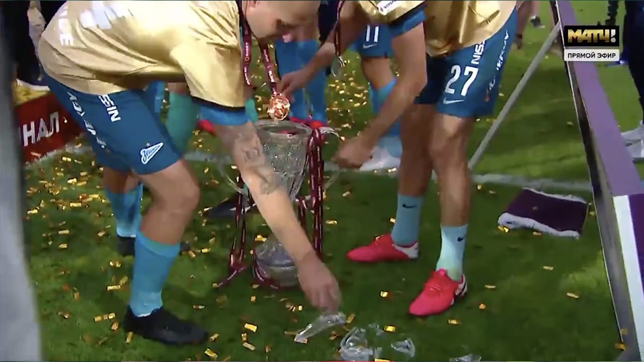 LOL! Zenit-spelers slopen Russische beker tijdens feestviering