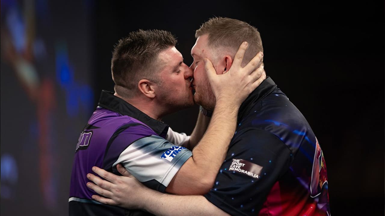 Beelden: Daryl Gurney kust Ricky Evans vol op de mond na overwinning op WK Darts