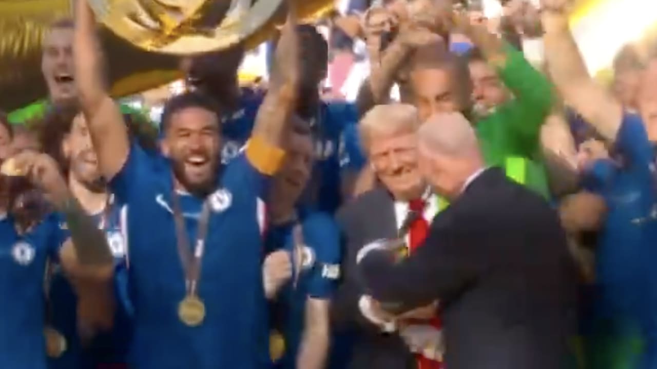 Video: Infantino duwt Trump naar achteren bij huldiging Chelsea op WK voor clubs
