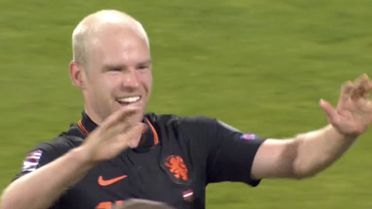 VIDEOGOAL: Klaassen volleert raak en zet Oranje op vroege voorsprong 