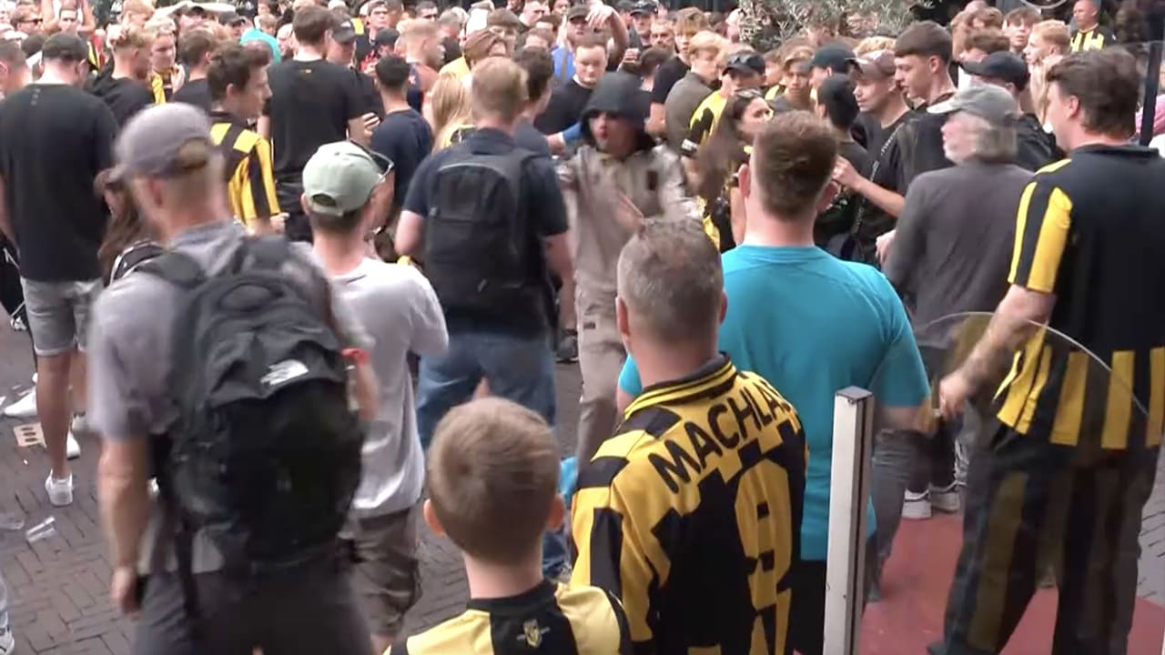 Video: Vitesse-supporters jagen journalisten weg van Korenmarkt Arnhem