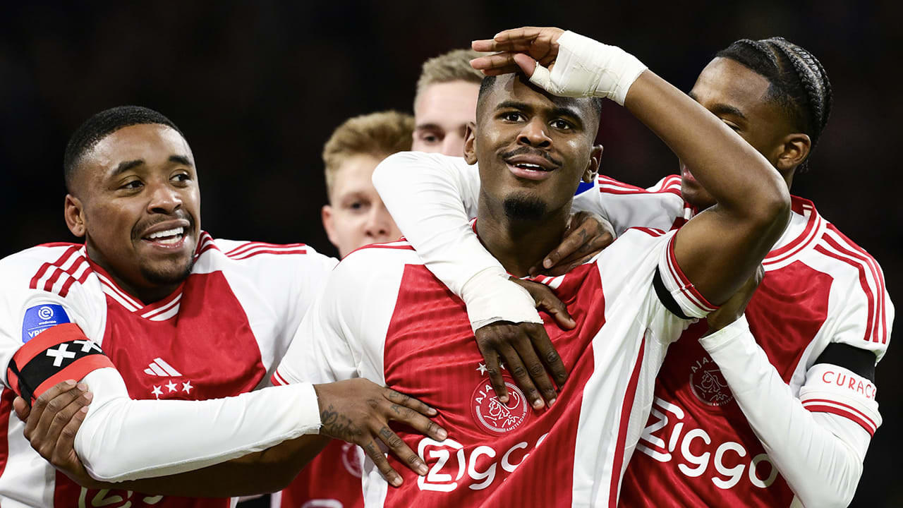 Ajax boekt tegen Vitesse zijn grootste overwinning van dit seizoen en stijgt naar achtste plaats