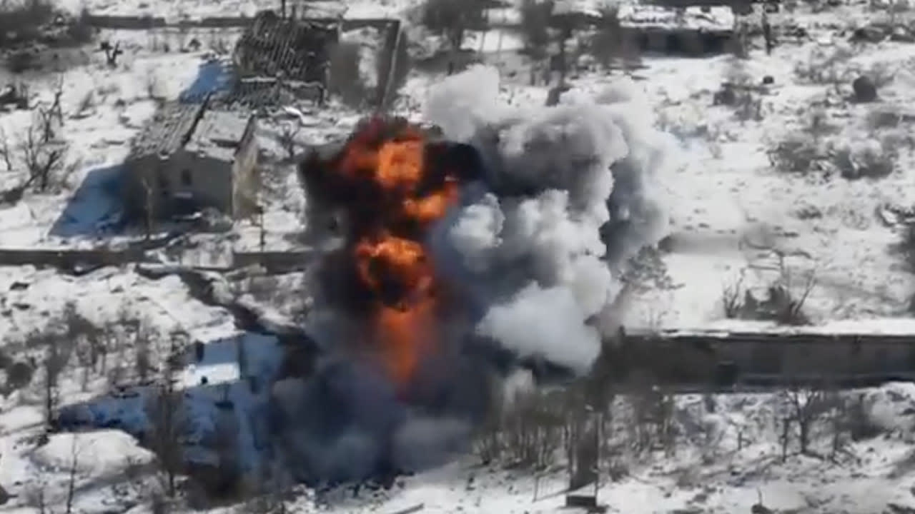 VIDEO: drone filmt Russische tank die op mijn rijdt in Oekraïne