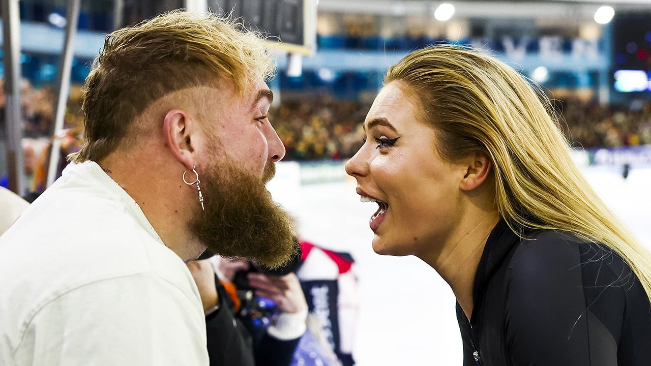 Jutta Leerdam schaatst onder het toeziend oog van Jake Paul naar haar vierde Nederlandse sprinttitel