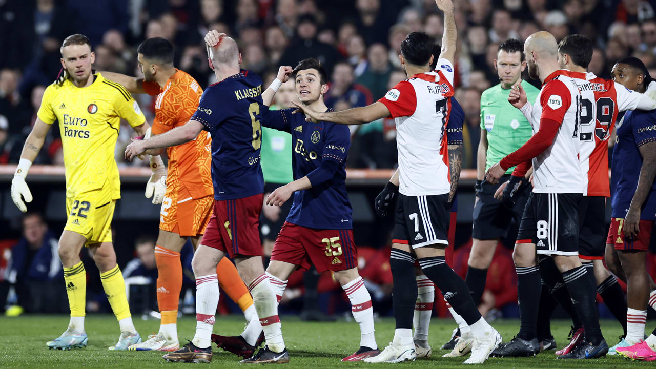 Ajax verslaat Feyenoord in ontsierde halve finale bekertoernooi
