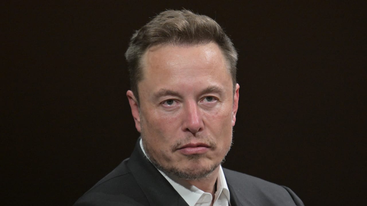 Elon Musk zet naamswijziging van Twitter door