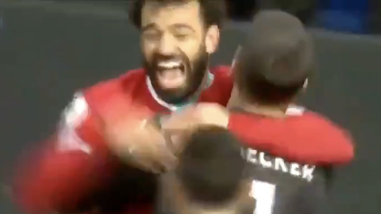 VIDEOGOAL: Doelman Alisson kopt in blessuretijd winnende goal binnen voor Liverpool