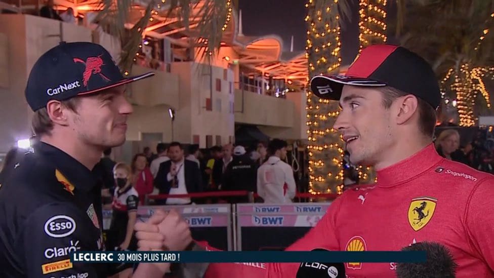 Verstappen breekt in tijdens interview om Leclerc te feliciteren