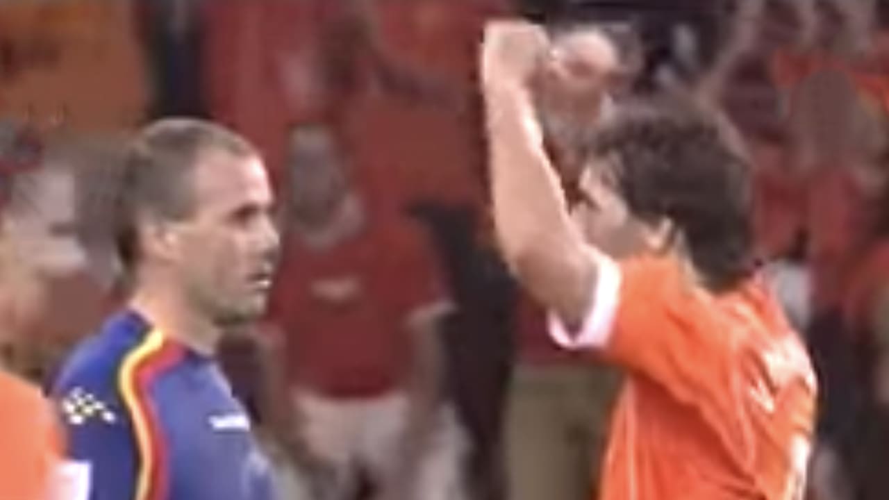 CLASSIC: Van Nistelrooy neemt wraak en juicht in gezicht Andorrees