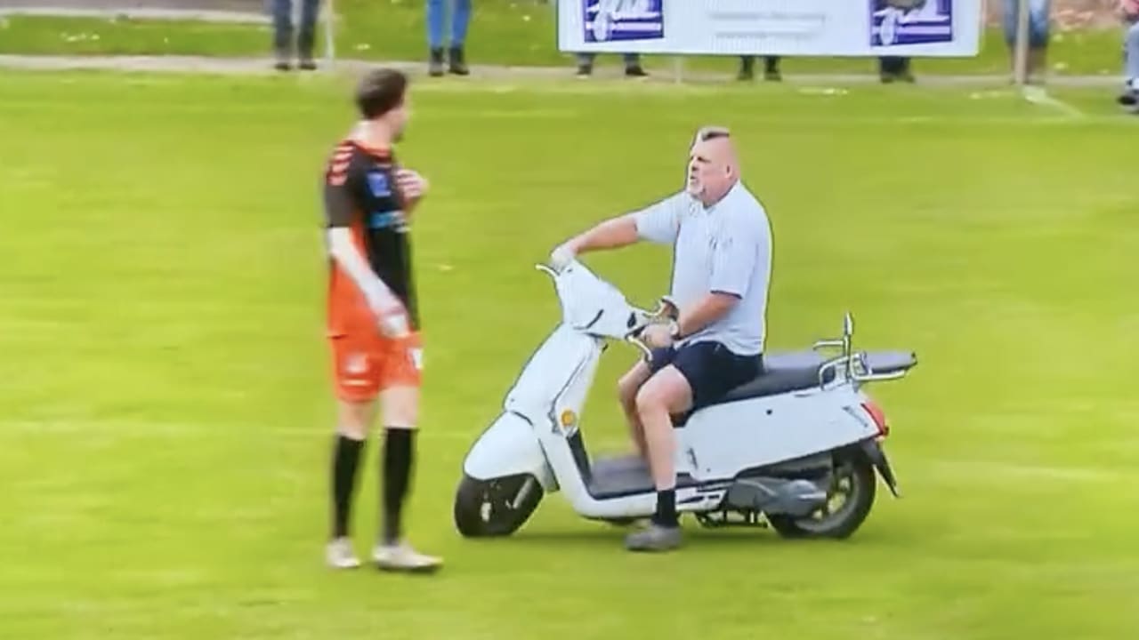 Boze man op scooter rijdt veld op tijdens VV Veenhuizen - Vitesse'63