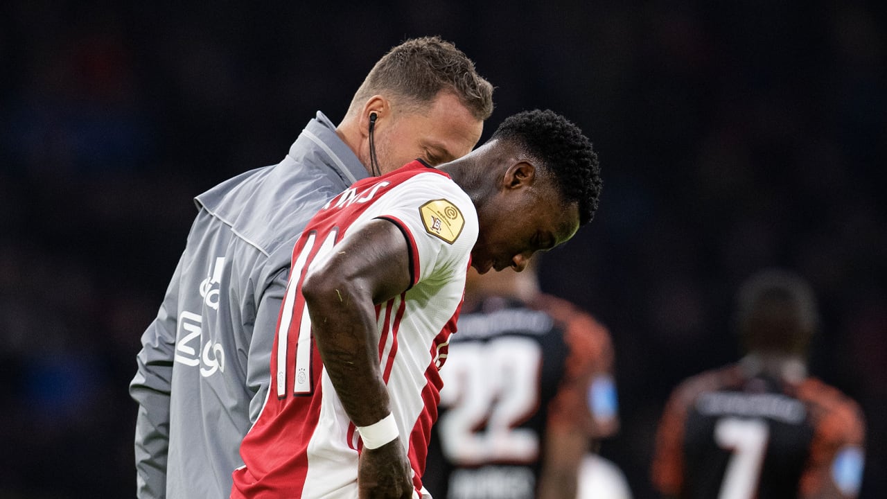 Ajax-aanvaller Promes vreest voor ernstige hamstringblessure