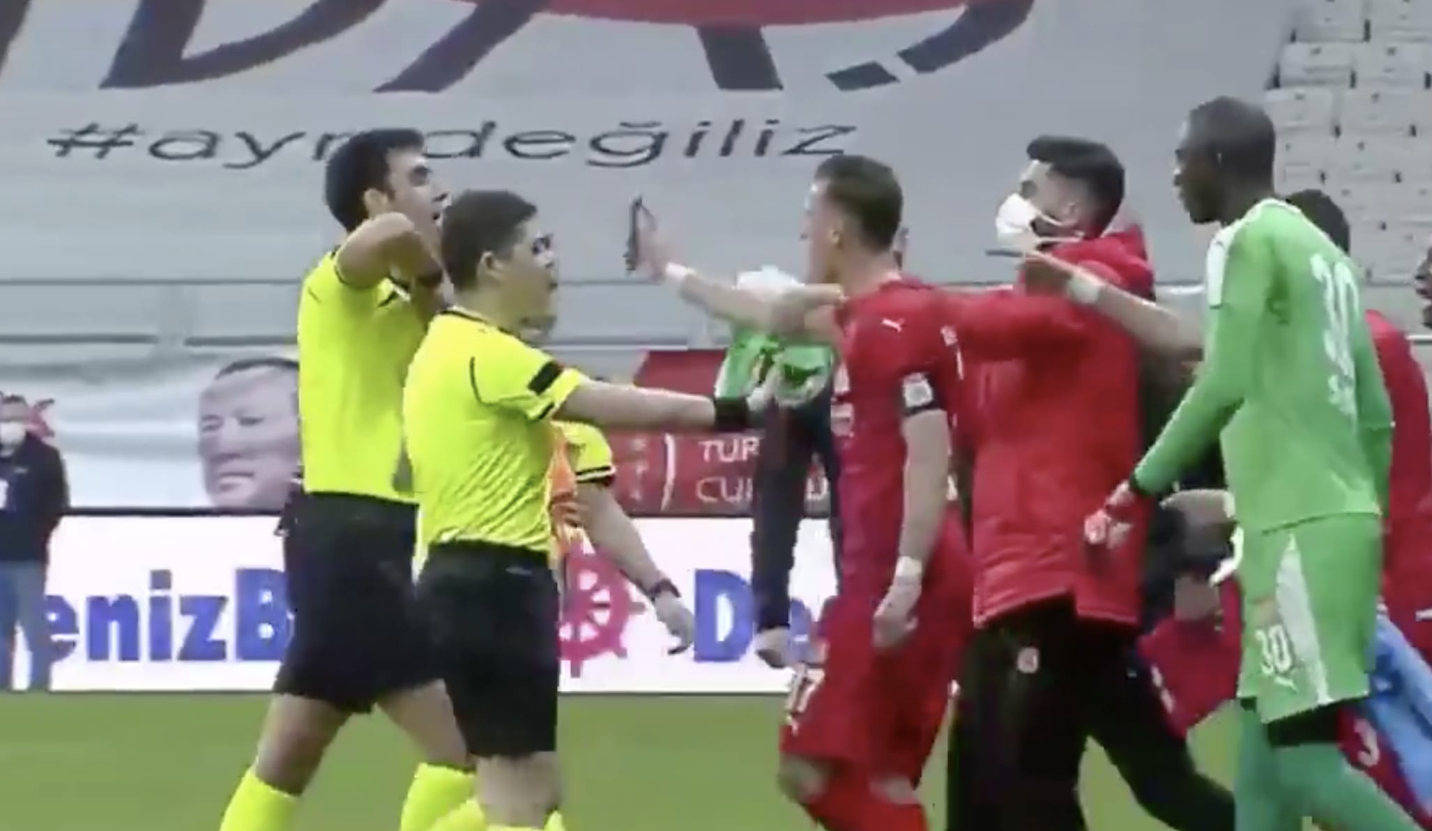 ZIEN: Aanvoerder Sivasspor krijgt rood na tonen fout scheidsrechter op telefoon