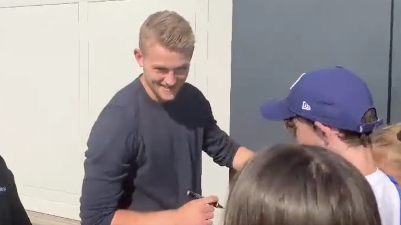 De Ligt neemt afscheid en deelt cadeaus uit aan Juventus-supporters