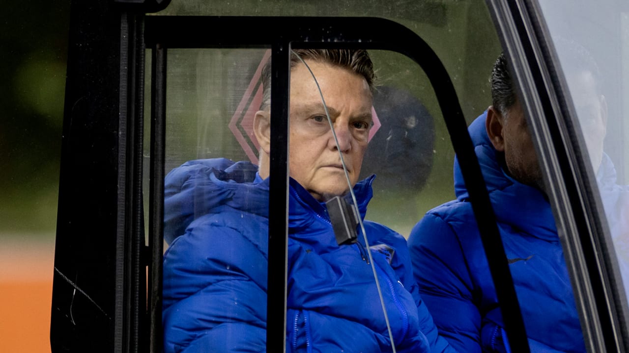 Van Gaal coacht Oranje dinsdagavond in rolstoel vanuit skybox