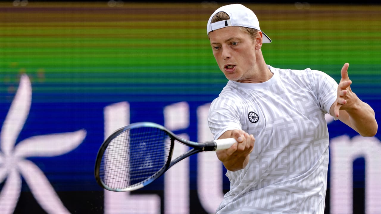 Tennisser Van Rijthoven verslaat nummer 9 van de wereld en bereikt eerste ATP-finale
