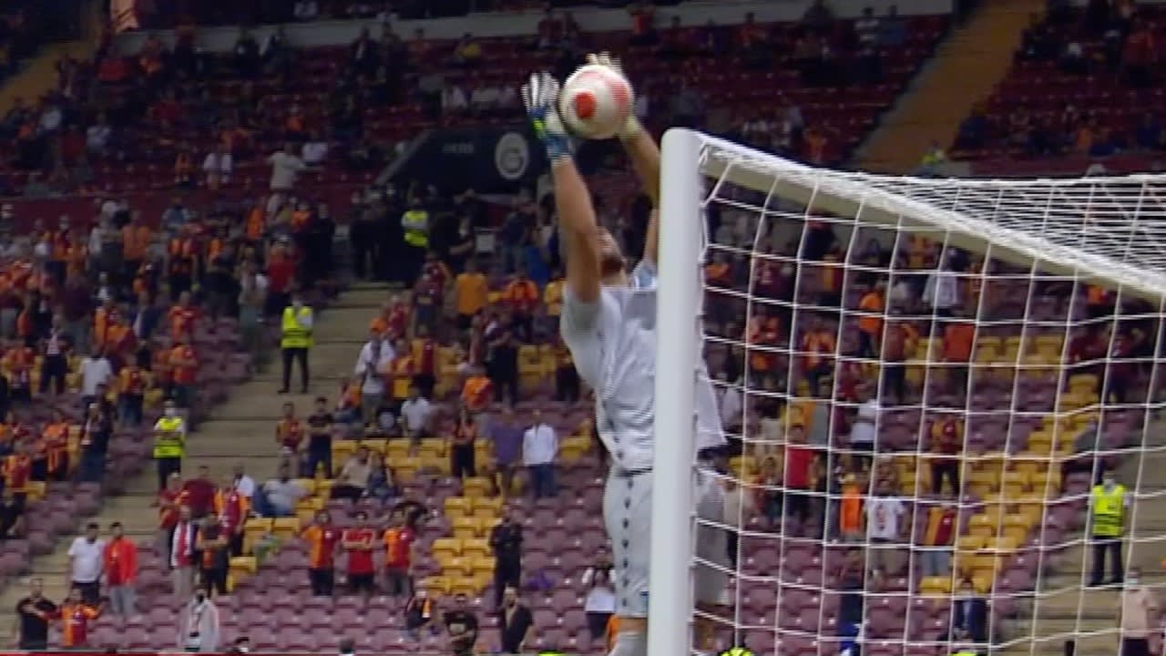 BLUNDER: Galatasaray wint door enorme flater van Lazio-doelman Strakosha