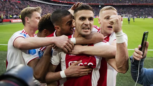 Ajax gooit titelstrijd in spectaculaire topper weer volledig open