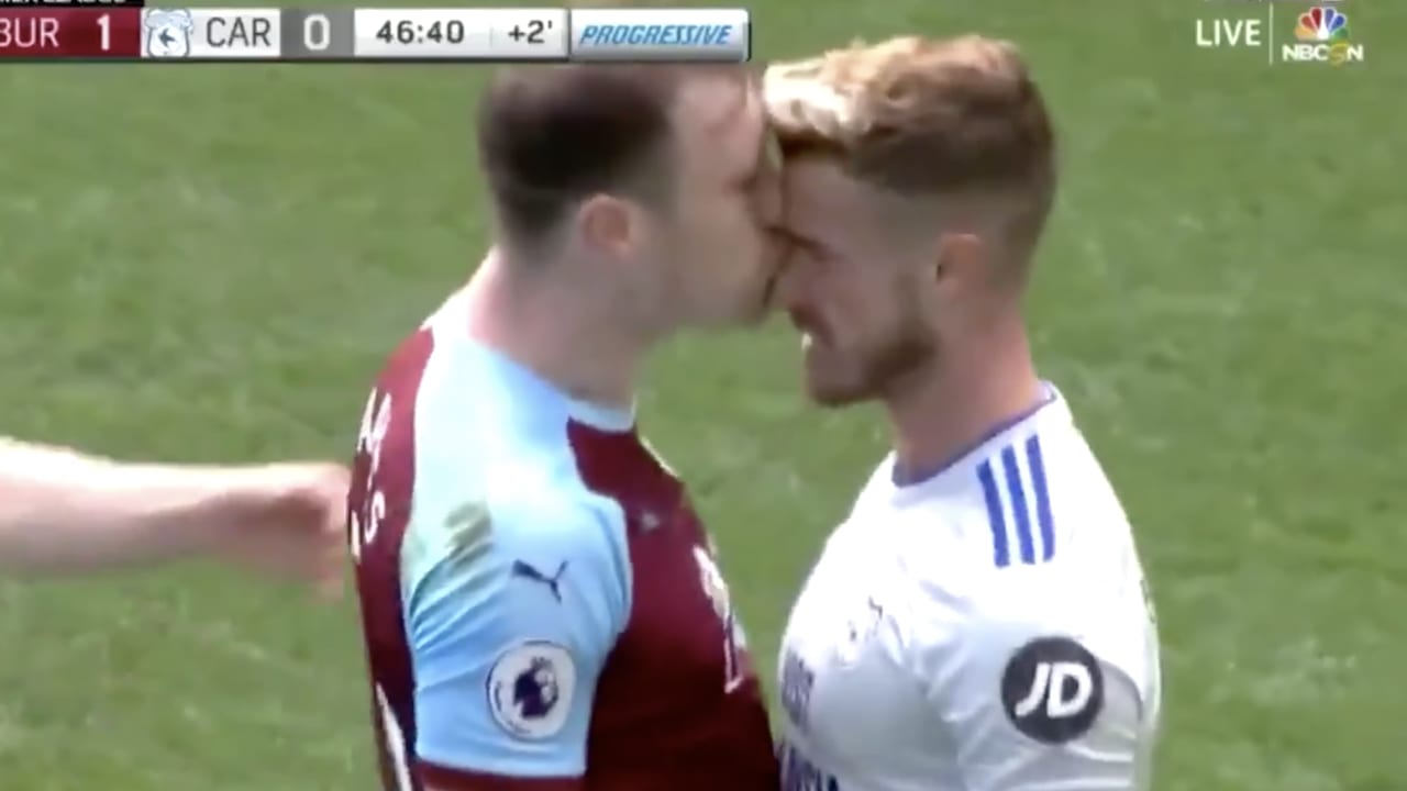 LOL! Burnley-speler krijgt gele kaart vanwege kusje op de neus bij tegenstander