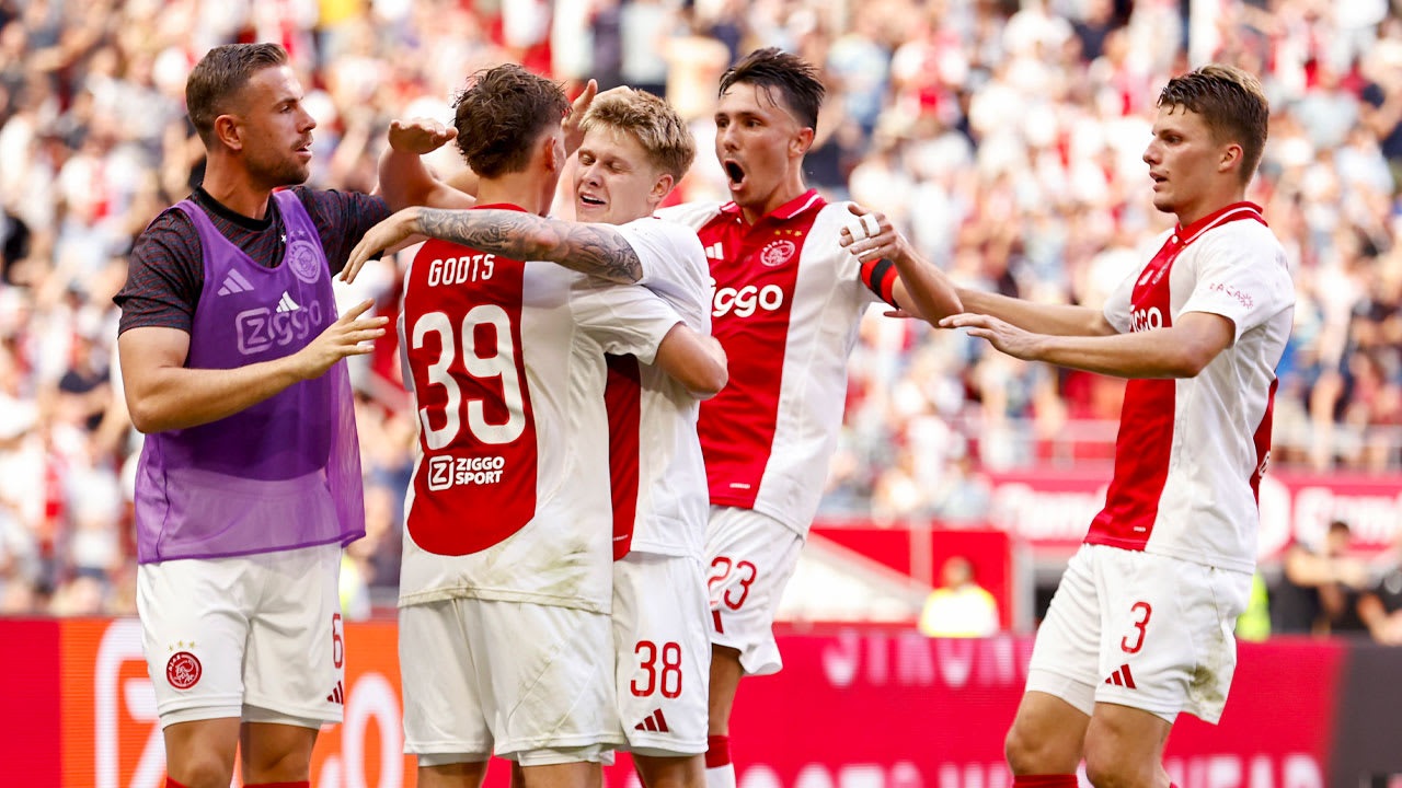 Ajax wint nipt van Heerenveen tijdens seizoensstart