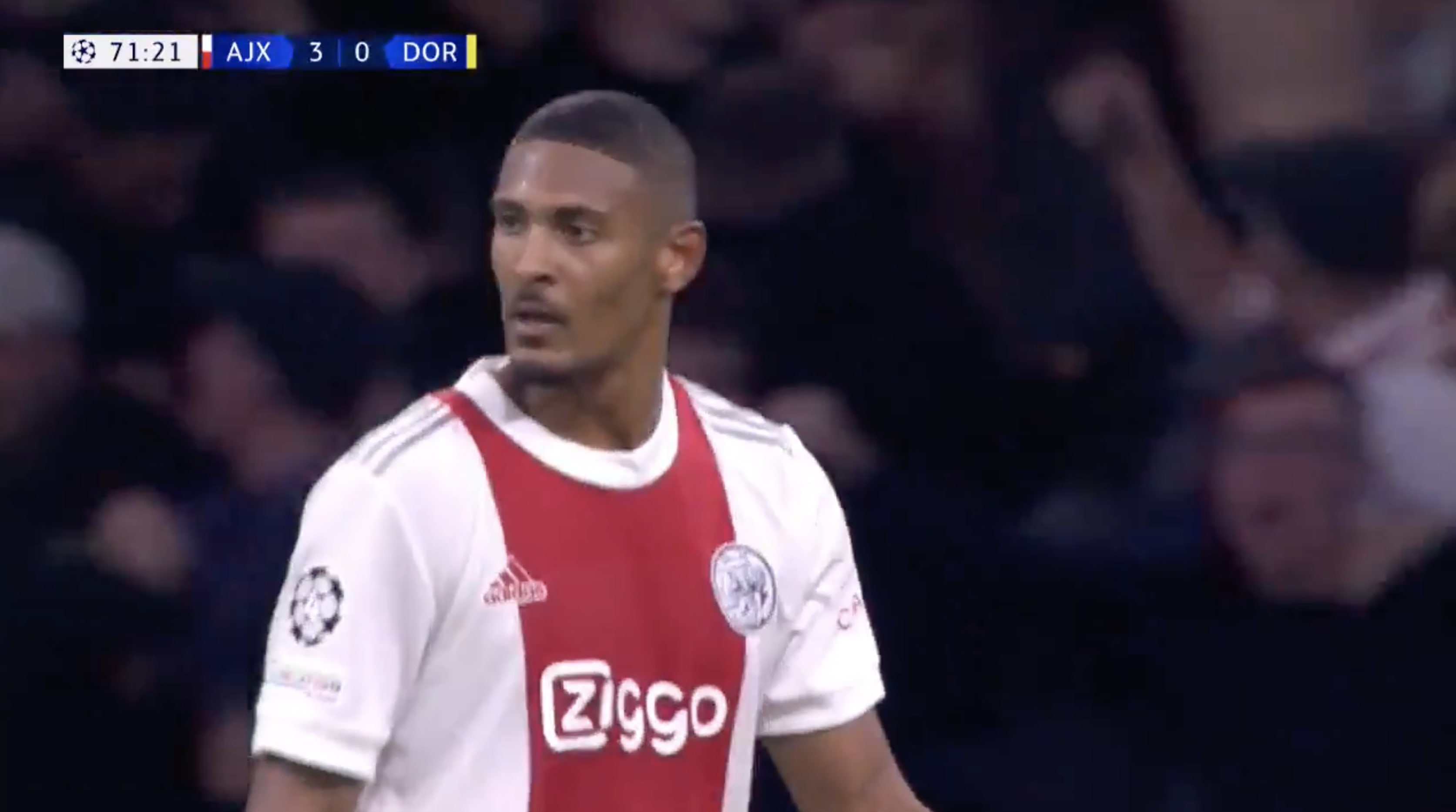 VIDEOGOAL: Haller kopt de 4-0 voor Ajax binnen
