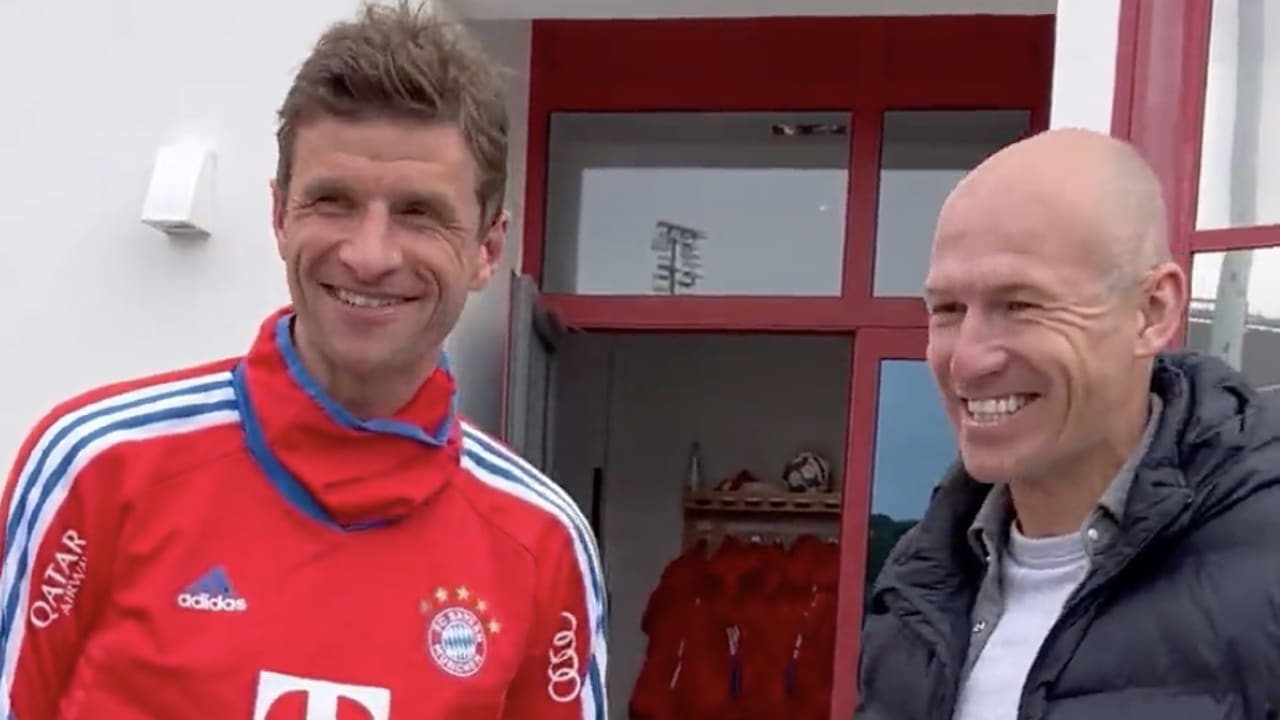 Video: Robben bezoekt Bayern-training en krijgt warm onthaal van selectie