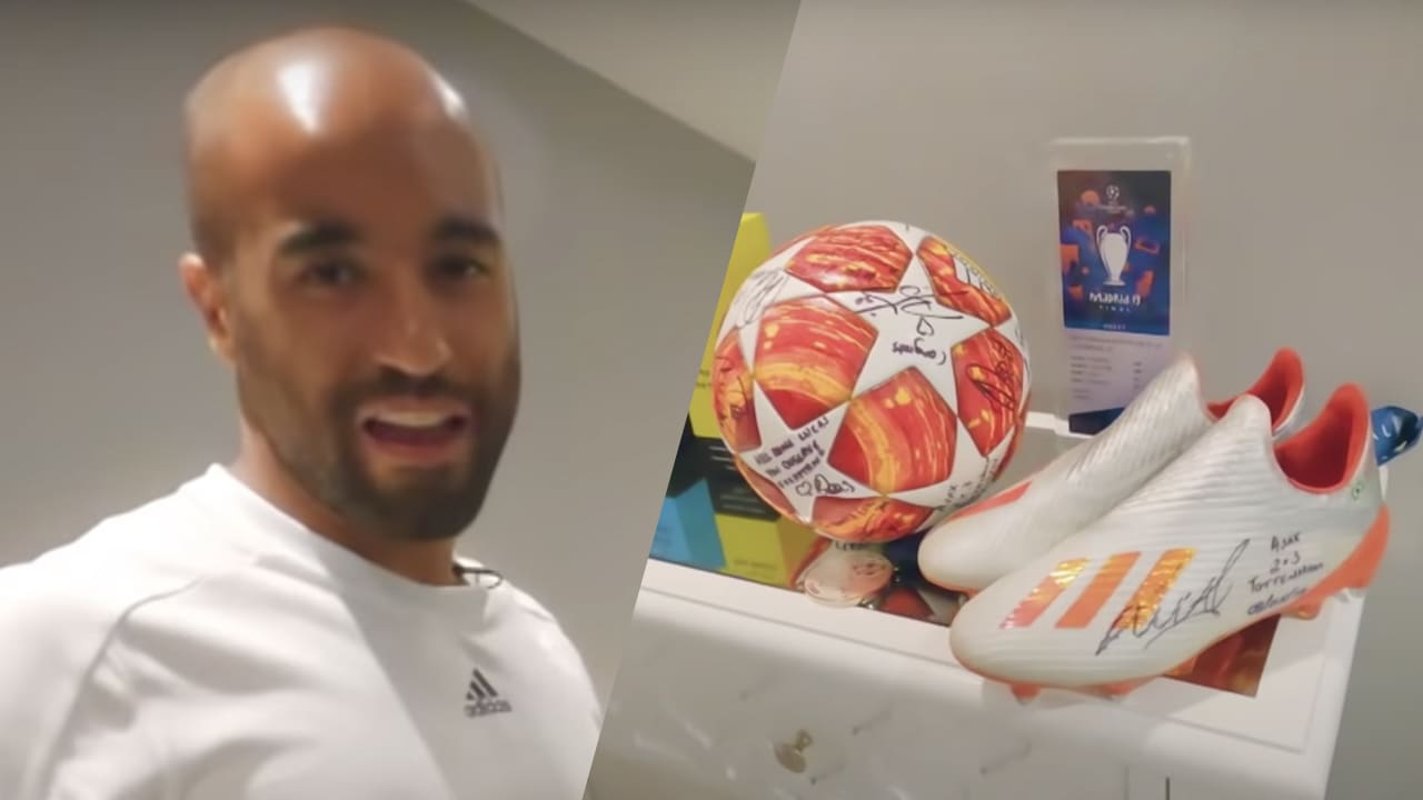 Moura toont 'prijzen' in MTV Cribs: bal en schoenen van hattrick tegen Ajax