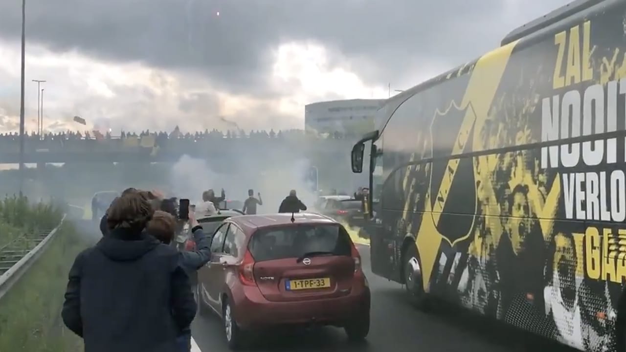 VIDEO: Fans van NAC Breda steunen ploeg en blokkeren massaal de A58