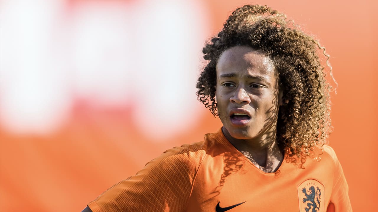 Vijf spelers Oranje Onder-19 naar huis gestuurd na vrouwelijk bezoek op kamer