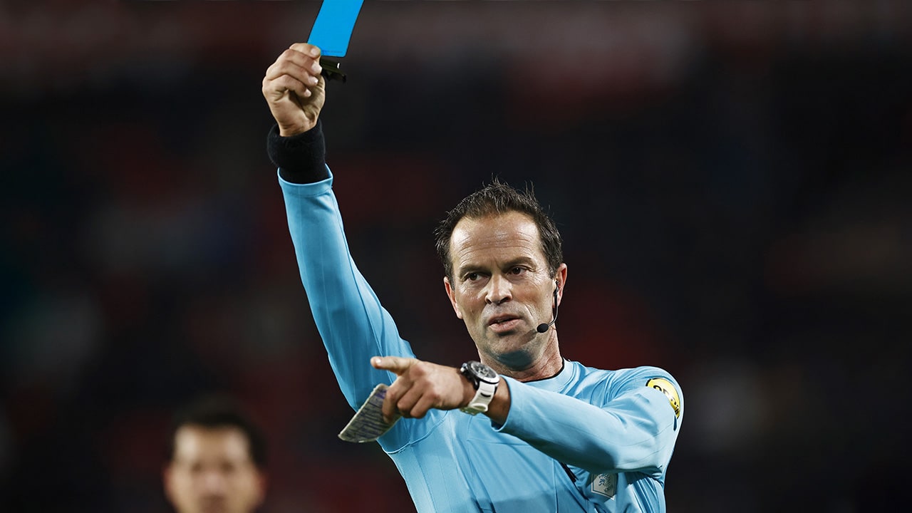 FIFA ontkracht geruchten over invoering blauwe kaart: 'Onjuist en voorbarig'