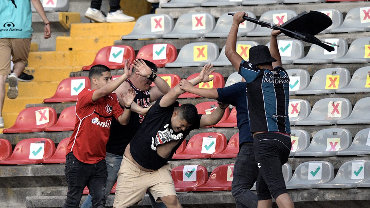 Mexicaanse voetbalcompetitie stilgelegd na veldslag met mogelijk dodelijke slachtoffers